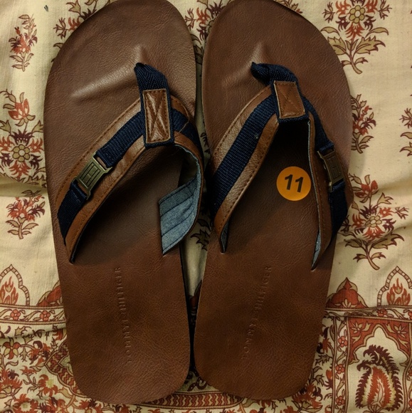 hilfiger flip flops mens